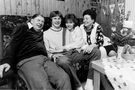 Nicklas Persson med flickvän och mamma och pappa