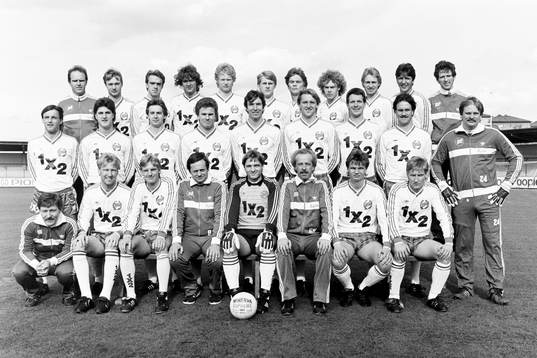 Bakre raden fr. v Kjell Schött, massör, Peter