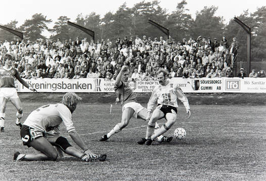 Tomas Lundgren, Brage gör 0-1 uppvaktad av Rolf-Inge