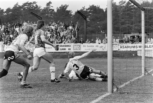 Tomas Lundgren, Brage gör 0-1 uppvaktad av Rolf-Inge