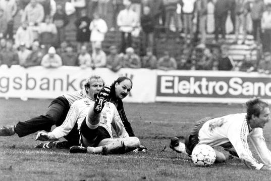 Bengt Svensson, målvakt och Roy Nylander, Mjällby stoppar