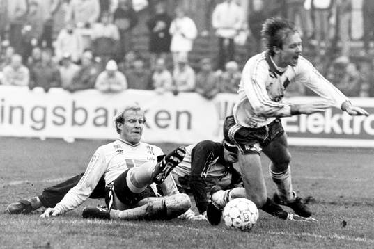 Bengt Svensson, målvakt och Roy Nylander, Mjällby stoppar