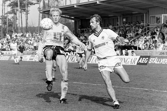 Mjällbys Roy Nylander med bollen uppvaktas av trelleborgs