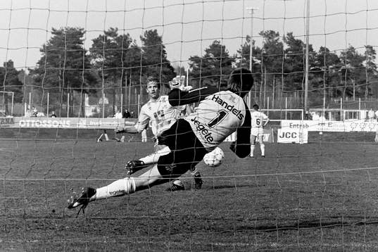 Anders Andersson, målvakt i Trelleborg räddar en straff