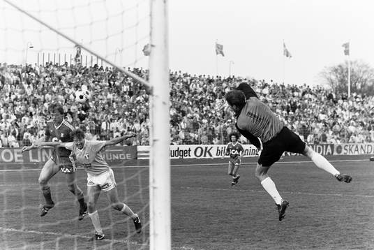 Göteborgs Torbjörn Nilsson stoppas framför malmös