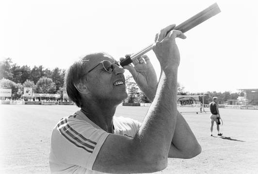Lars Arnesson, förbundskapten med kikare