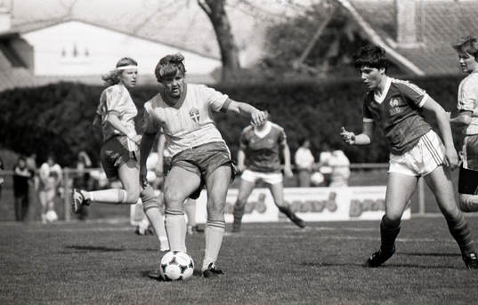 Pia Sundhage bredsidar bollen
