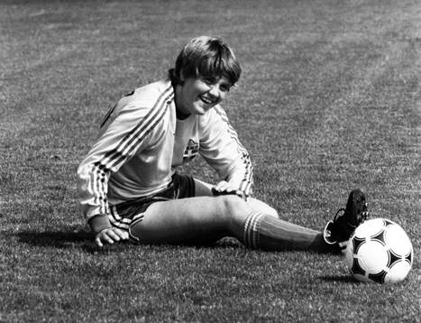 Pia Sundhage stretchar