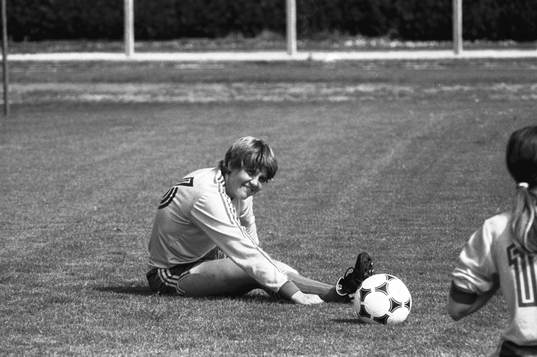 Pia Sundhage stretchar