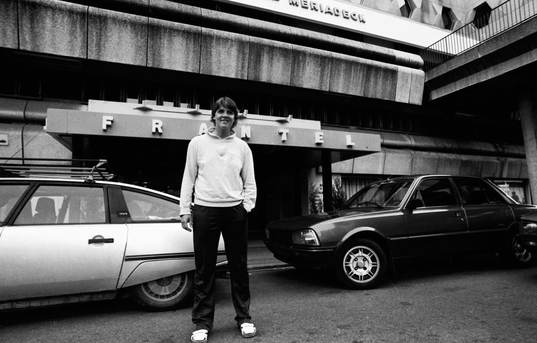 Pia Sundhage utanför hotellet