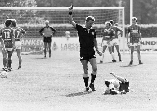 Domare Efon Ask tar hand om en skadad spelare