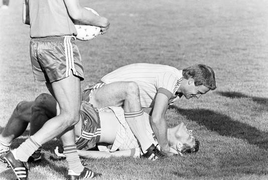 Torbjörn Nilsson skojar med Glenn Hysén