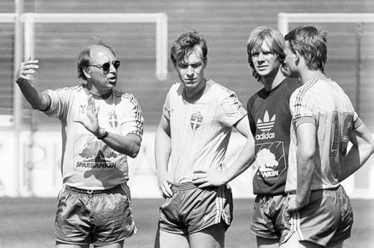 Lars Arnesson, förbundskapten instruerar Peter Truedsson,