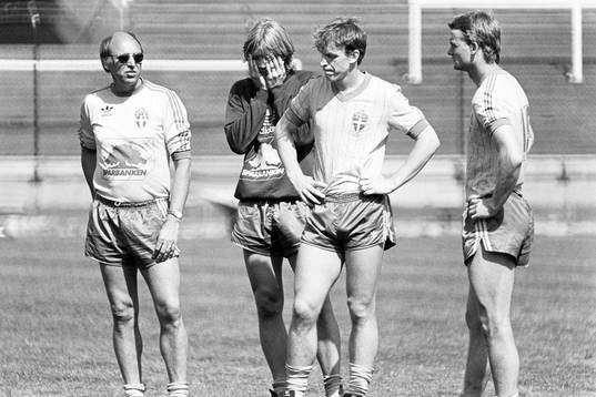 Lars Arnesson, förbundskapten instruerar Glenn Strömberg,