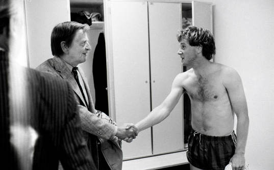 Olof Palme hälsar på Ingemar Erlandsson