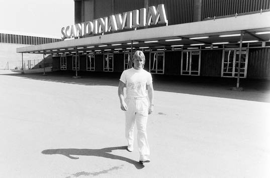 Mikael Andersson utanför Scandinavium