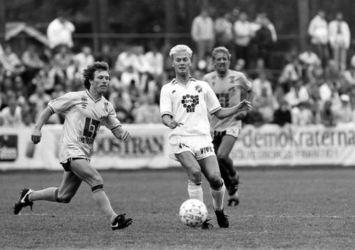 Mjällbys Flemming Pehrson och Lars Zetterlund, AIK i kamp