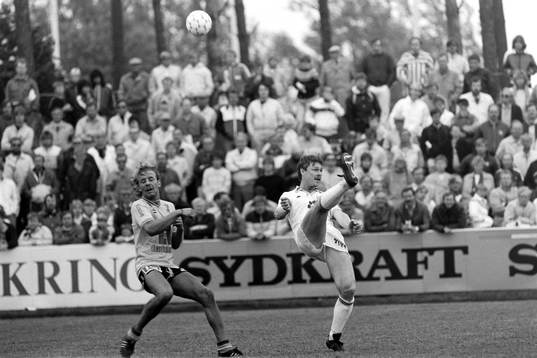 Mjällbys Hans Larsson och Sven Dahlkvist, AIK i kamp om