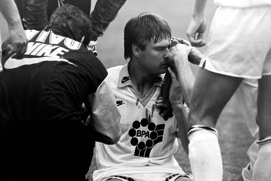 Sven Dahlkvist, AIK har spräckt sitt ögonbryn och får