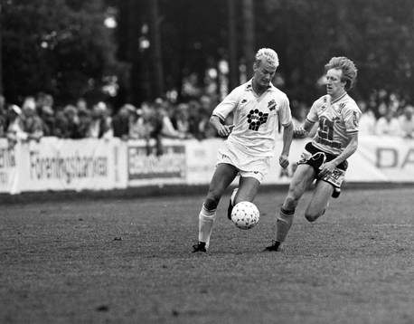 Lars Zetterlund, AIK  tar sig förbi mjällbys Alf Olsson
