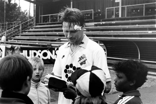 AIK:s Sven Dahlkvist skriver autografer