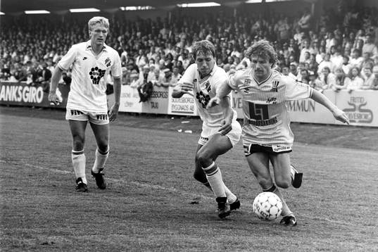 Mjällbys Flemming Perhson tar sig förbi Thomas Johansson,