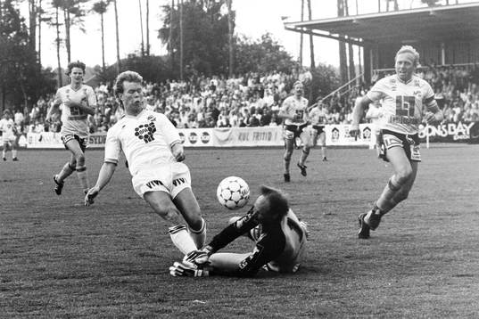 Roger Sundin, AIK framför mjällbys målvakt Bengt Svensson