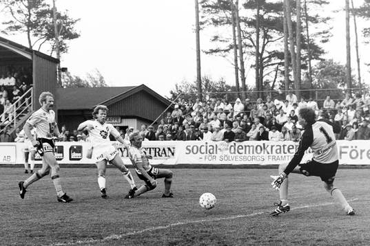Roger Sundin, AIK gör 0-2 på mjällbys målvakt Bengt
