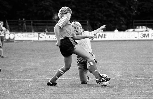 Anna Svenjeby i kamp om bollen