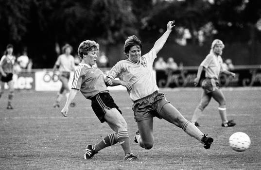 Pia Sundhage är först på bollen