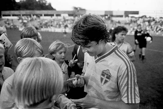 Pia Sundhage skriver autograf