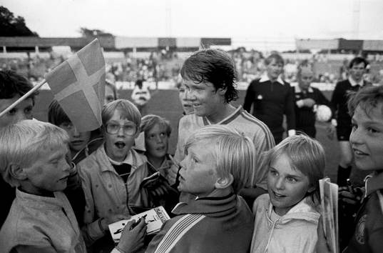 Pia Sundhage skriver autograf