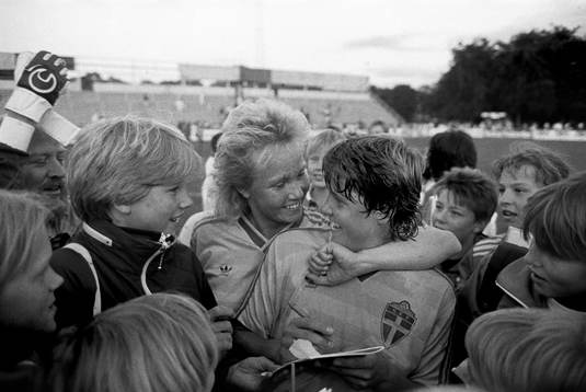 Gunilla Axén och Pia Sundhage skriver autograf