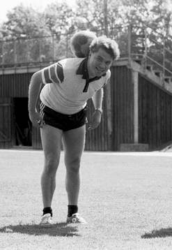 Roger Magnusson leker med bollen