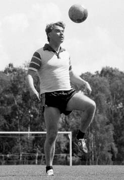 Roger Magnusson leker med bollen