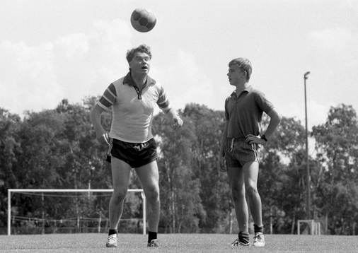 Roger Magnusson leker med bollen