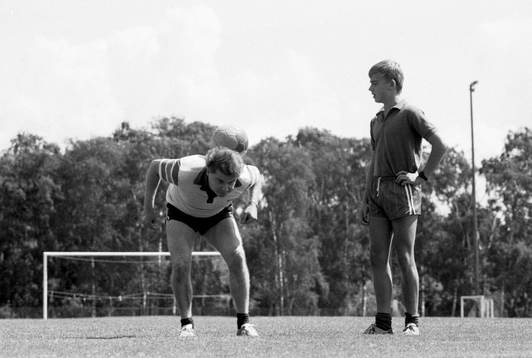 Roger Magnusson leker med bollen