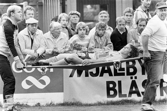 Flemming Pehrson, Mjällby skadad och bärs ut på bår