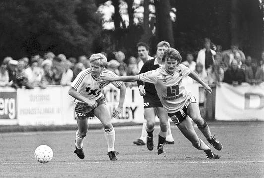 Hammarbys Michael Andersson och mjällbys Mats Lindvall i