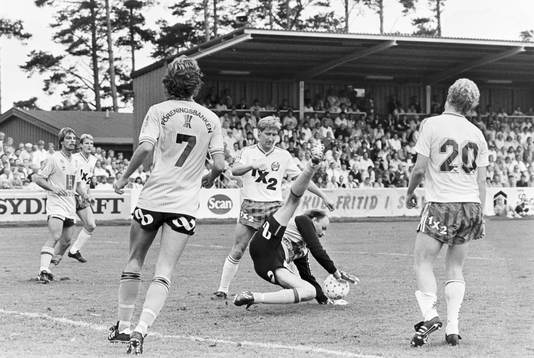 Mjällbys målvakt Bengt Svensson framför hammarbys