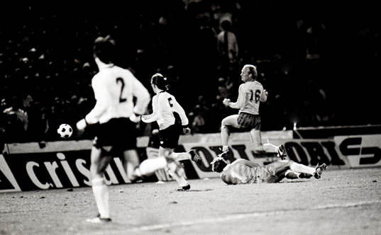 Bläddra bland fler bilder av Fotboll, VM-Kval, Sverige - Västtyskland, 2-2