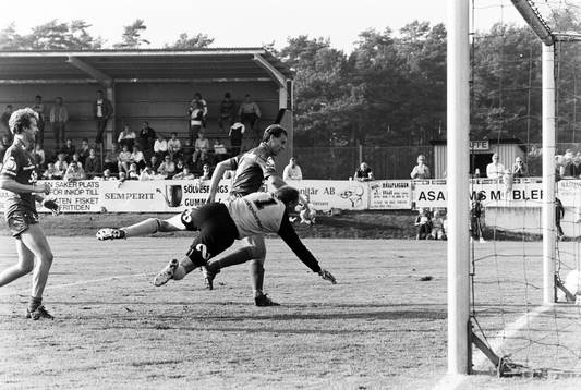 Sören Börjesson, Örgryte rundar mjällbys målvakt Bengt