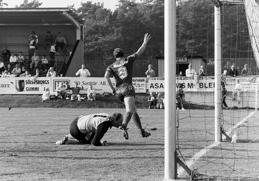 Sören Börjesson, Örgryte rundar mjällbys målvakt Bengt