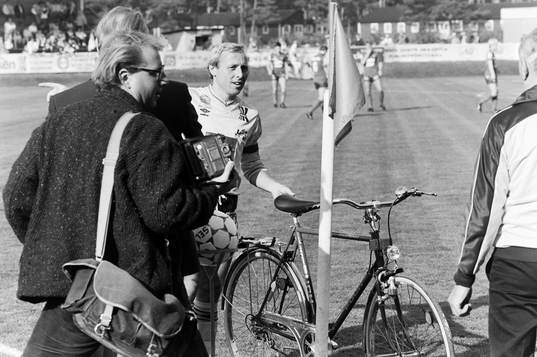 Mjällbys Sven-Bertil Andersson uppvaktas med en cykel