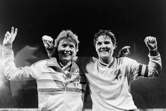 Sveriges tvåmålsskyttar Lena Videkull och Pia Sundhage