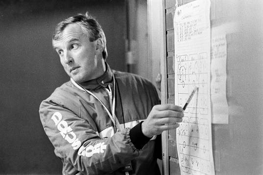 Curt Lundmark, tränare vid taktiktavlan