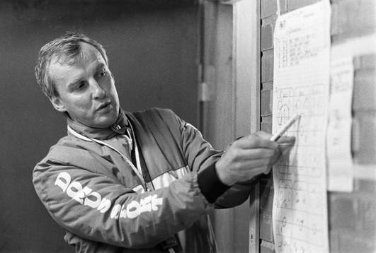 Curt Lundmark, tränare vid taktiktavlan