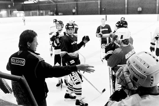 AIK:s tränare Per Bäckman i instruktionstagen