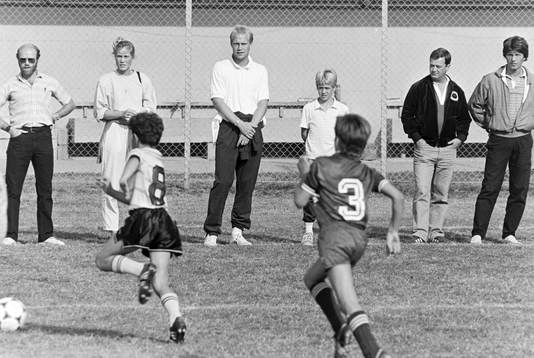 Mats Magnusson med flickvän tittar på ungdomsfotboll