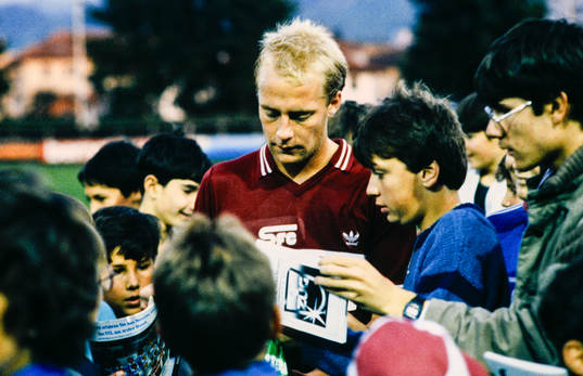 Mats Magnusson, Servette, skriver autografer